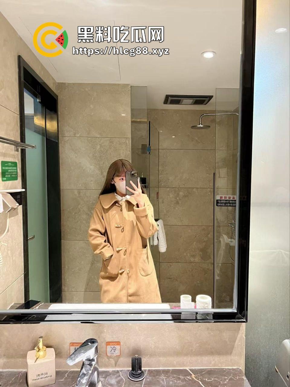 烟台【杜苓】07年小母狗连操10天爽翻天，调教成骚货给网友语音叫床玩PLAY，逼灌满精液肿了还求操！-1