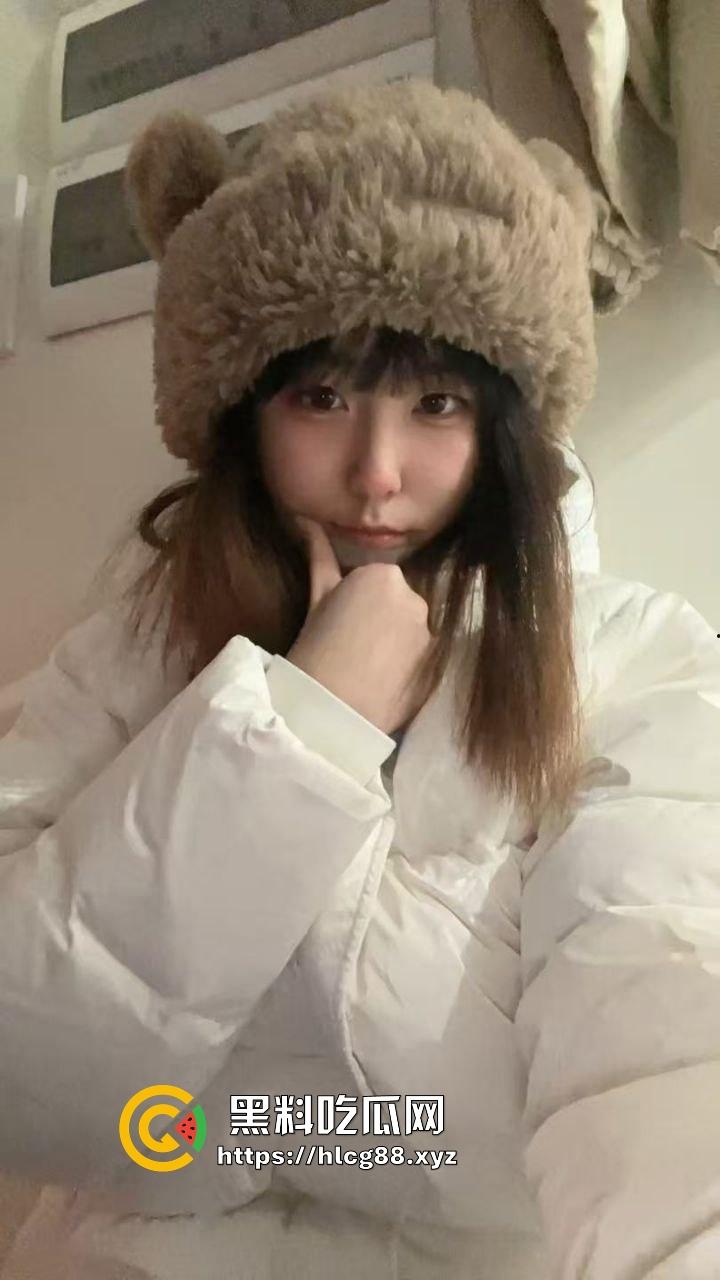 烟台【杜苓】07年小母狗连操10天爽翻天，调教成骚货给网友语音叫床玩PLAY，逼灌满精液肿了还求操！-4