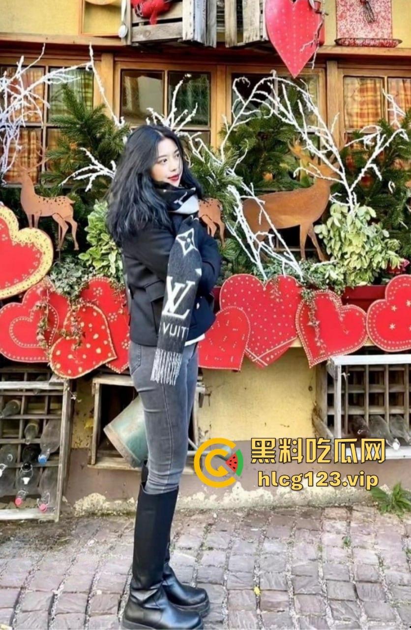 搭讪大神搞定复旦女博士!外表端庄,见到大鸡巴直接含嘴里,酒店里浪叫不停!-2