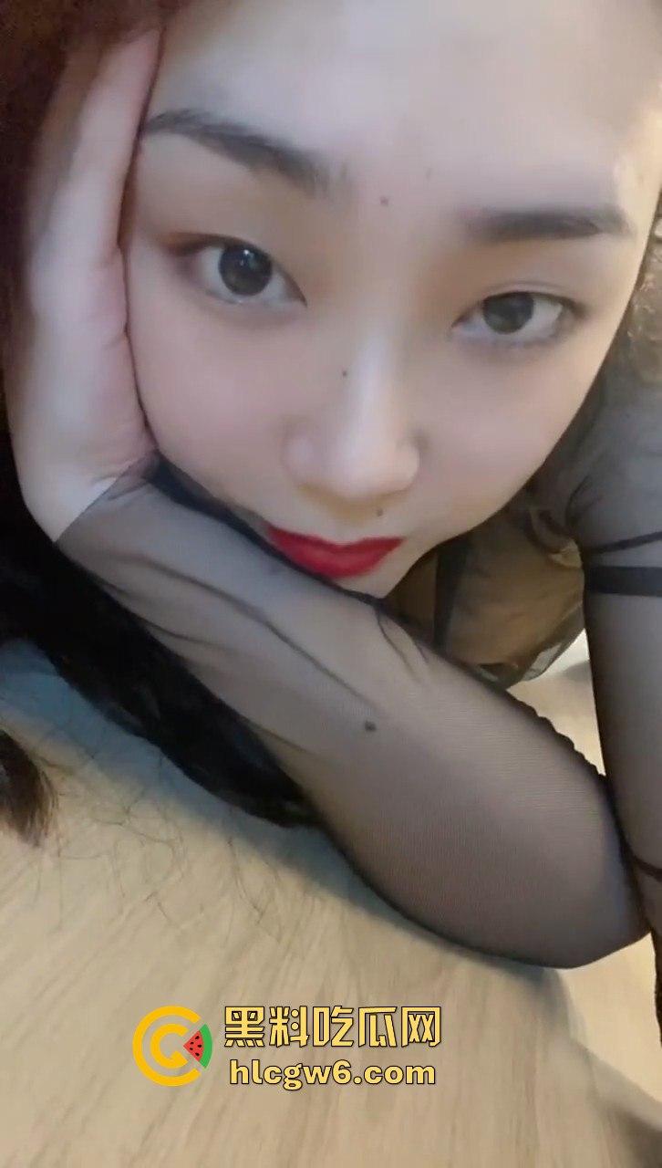 成都少妇【陈小艺】给老公戴绿帽 穿透视装给情妇发自慰视频 还接受主人调教 独家爆料!-2