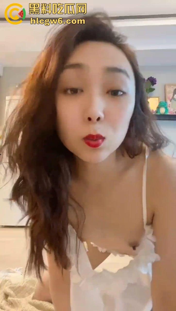 成都少妇【陈小艺】给老公戴绿帽 穿透视装给情妇发自慰视频 还接受主人调教 独家爆料!-11