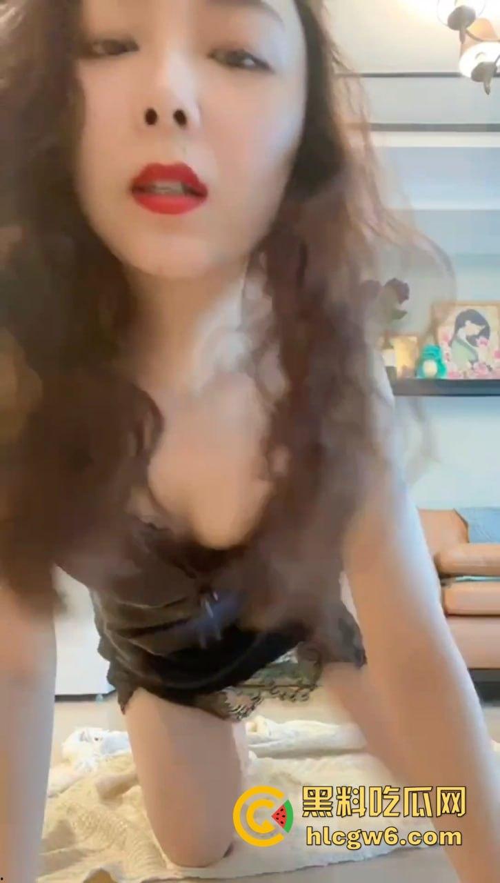 成都少妇【陈小艺】给老公戴绿帽 穿透视装给情妇发自慰视频 还接受主人调教 独家爆料!-14