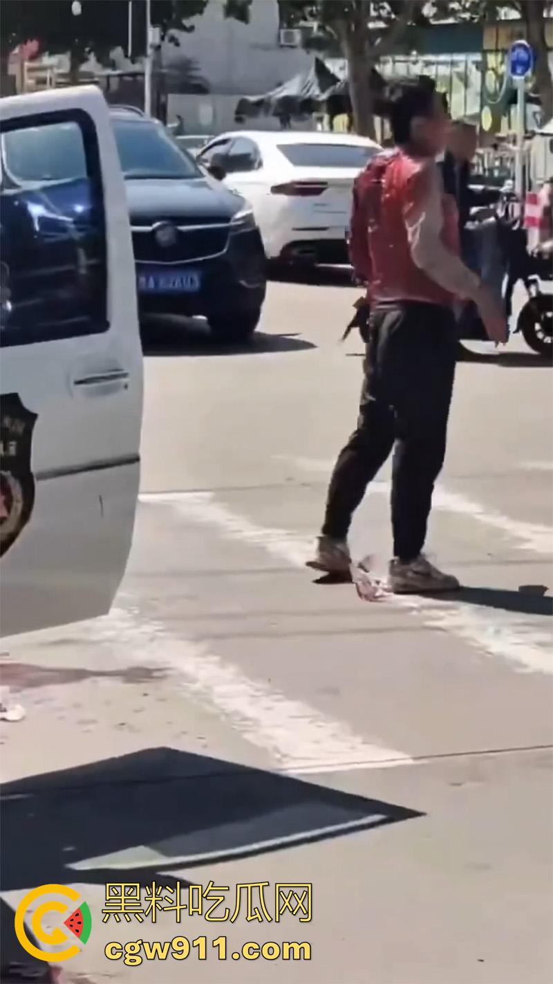 山东泰安五马市场附近，一名小贩与城管发生冲突，被城管欺负愤愤不平，随后在城管车前自刎。-1