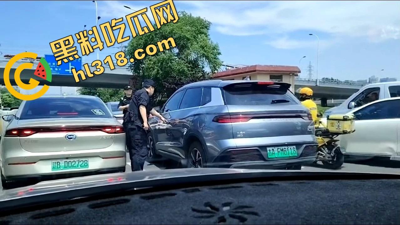 诈骗犯鞠某力大连取款被堵,强行飙车闯卡像拍电影,最后还是人没跑掉、车全撞废了!-4