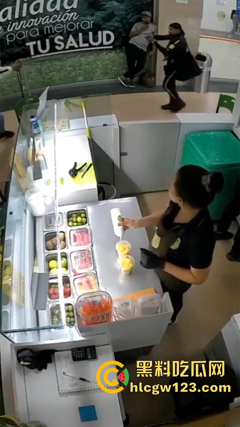 美国黑帮火拼现场,果茶店监控拍下画面,双方见面开枪对射,黑哥伏地射击最终被当场击毙!-1