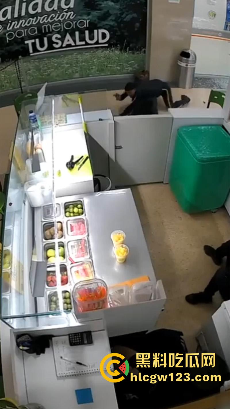 美国黑帮火拼现场,果茶店监控拍下画面,双方见面开枪对射,黑哥伏地射击最终被当场击毙!-2