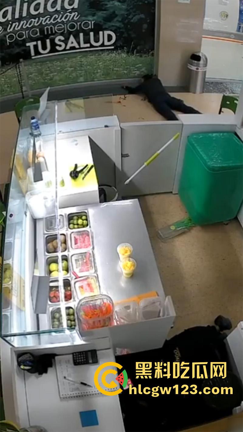 美国黑帮火拼现场,果茶店监控拍下画面,双方见面开枪对射,黑哥伏地射击最终被当场击毙!-4