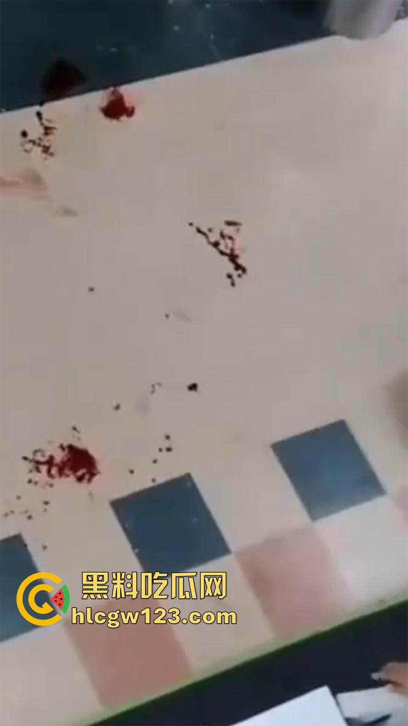 美国黑帮火拼现场,果茶店监控拍下画面,双方见面开枪对射,黑哥伏地射击最终被当场击毙!-7