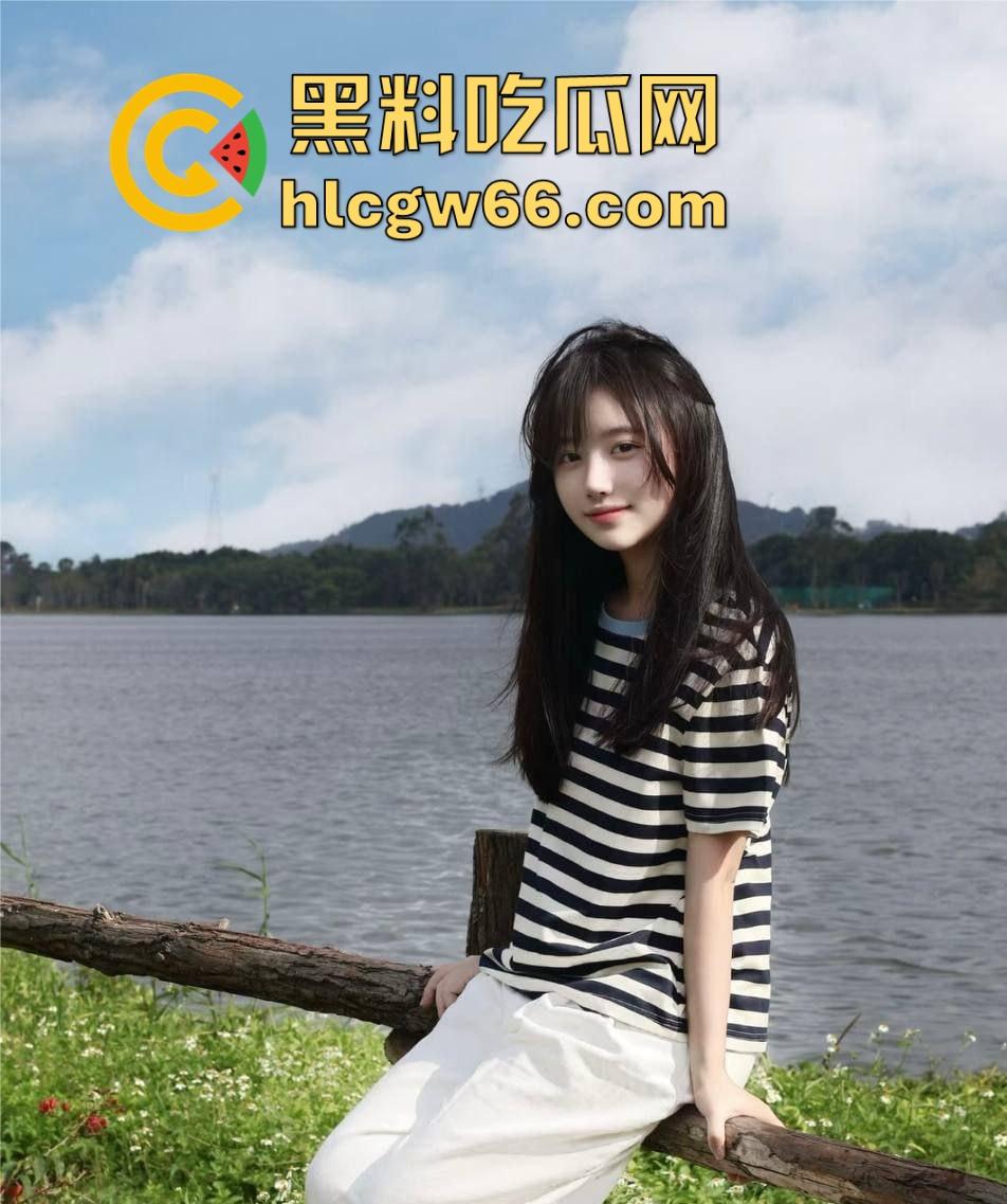 一猥琐男在人流涌动的大街上对着车道强行将屌塞入女友嘴里 美女也是来者不拒 一点也不反抗-1