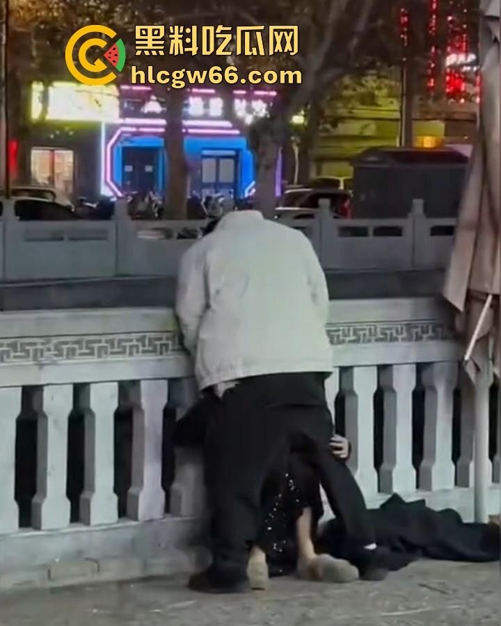 一猥琐男在人流涌动的大街上对着车道强行将屌塞入女友嘴里 美女也是来者不拒 一点也不反抗-7