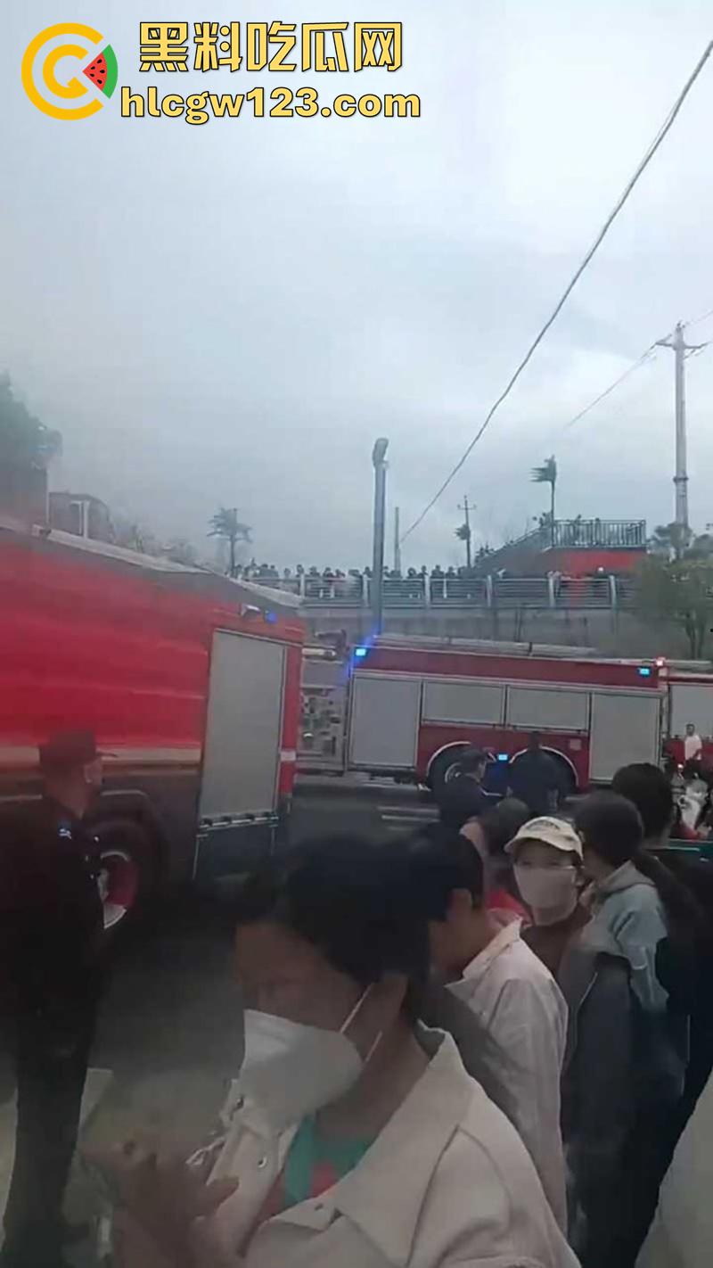 山西太原小区爆炸事故,丰景佳园小区事故现场,大妈这发型也太搞笑了,像是动画里被屁崩了!-3