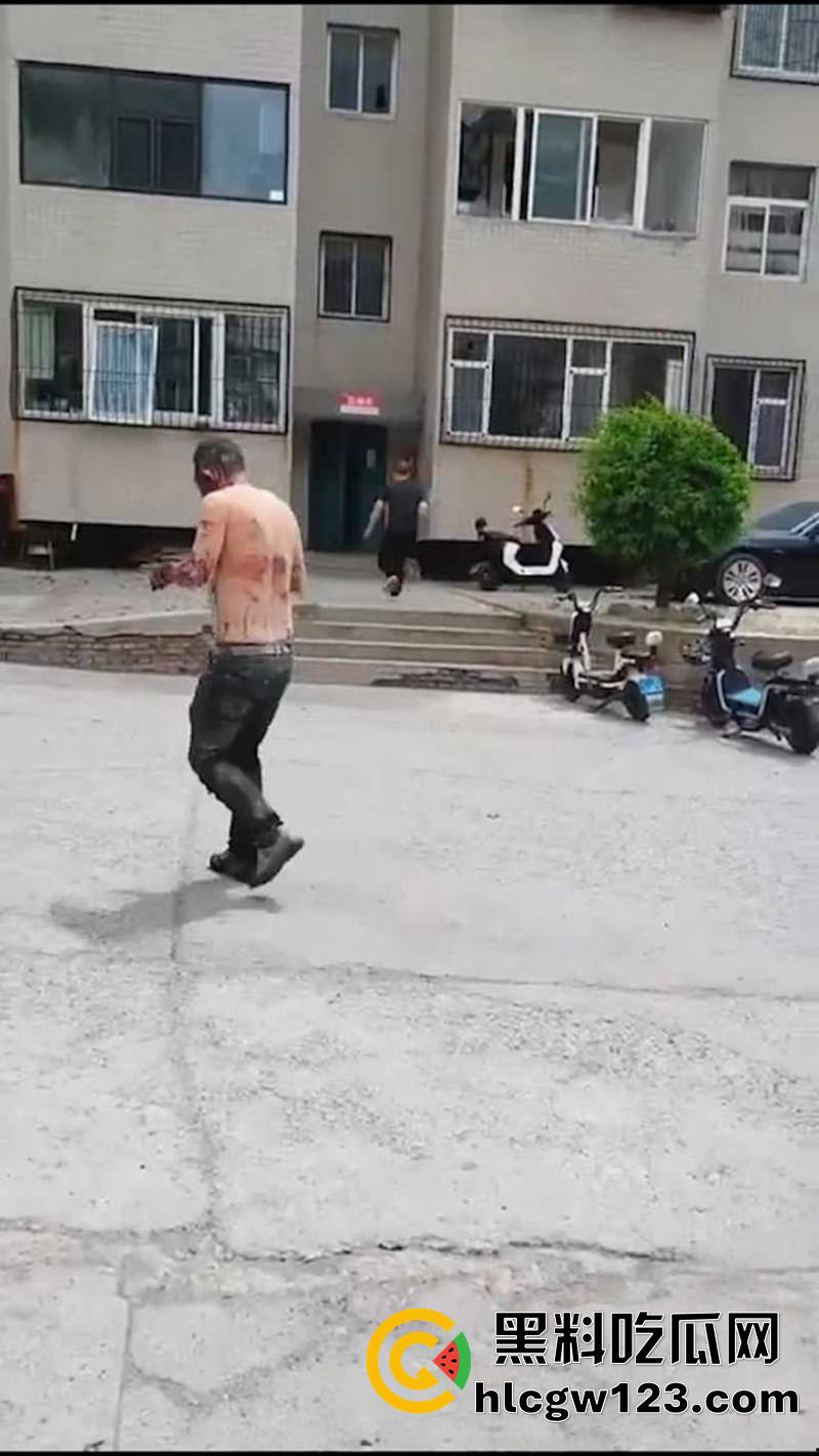 山西太原小区爆炸事故,丰景佳园小区事故现场,大妈这发型也太搞笑了,像是动画里被屁崩了!-5