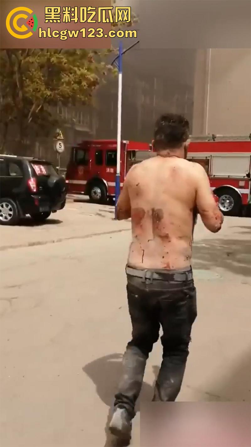 山西太原小区爆炸事故,丰景佳园小区事故现场,大妈这发型也太搞笑了,像是动画里被屁崩了!-8
