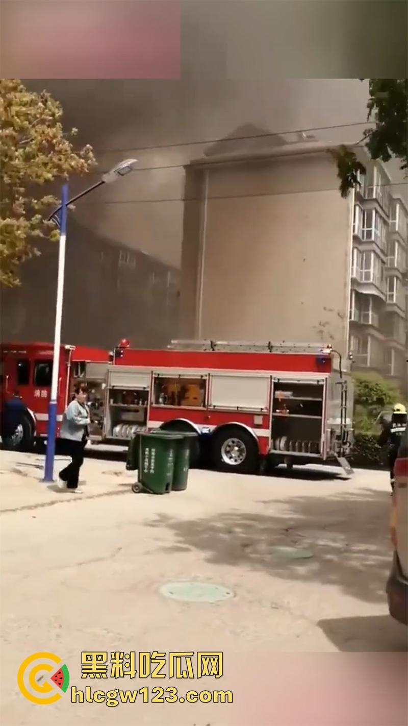 山西太原小区爆炸事故,丰景佳园小区事故现场,大妈这发型也太搞笑了,像是动画里被屁崩了!-9