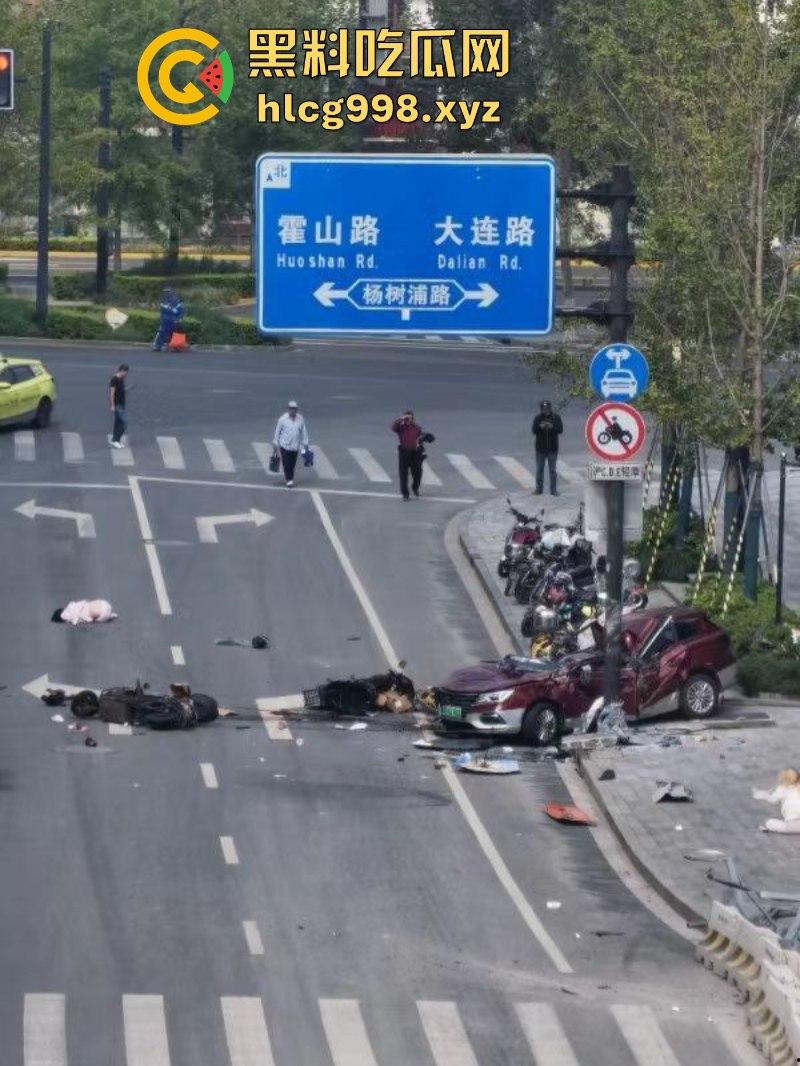 突发!人都飞出去了!上海一出租车撞上隔离石墩 驾驶员死亡!-1