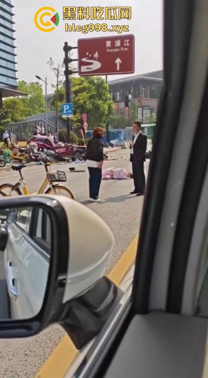 突发!人都飞出去了!上海一出租车撞上隔离石墩 驾驶员死亡!-2