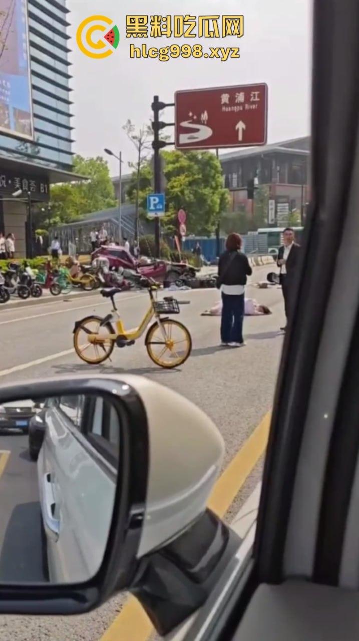 突发!人都飞出去了!上海一出租车撞上隔离石墩 驾驶员死亡!-3