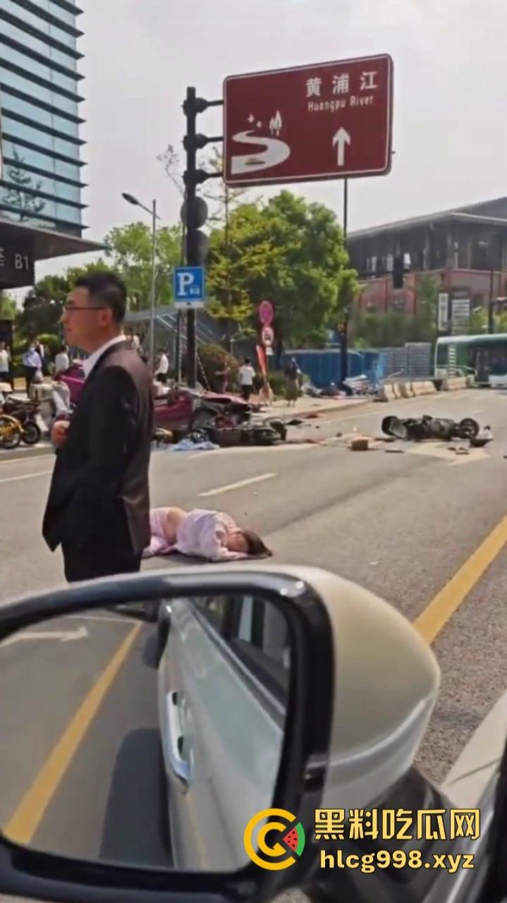 突发!人都飞出去了!上海一出租车撞上隔离石墩 驾驶员死亡!-4