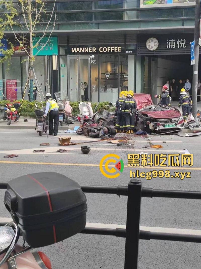 突发!人都飞出去了!上海一出租车撞上隔离石墩 驾驶员死亡!-5