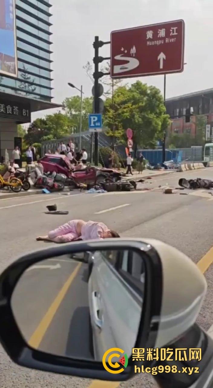 突发!人都飞出去了!上海一出租车撞上隔离石墩 驾驶员死亡!-6