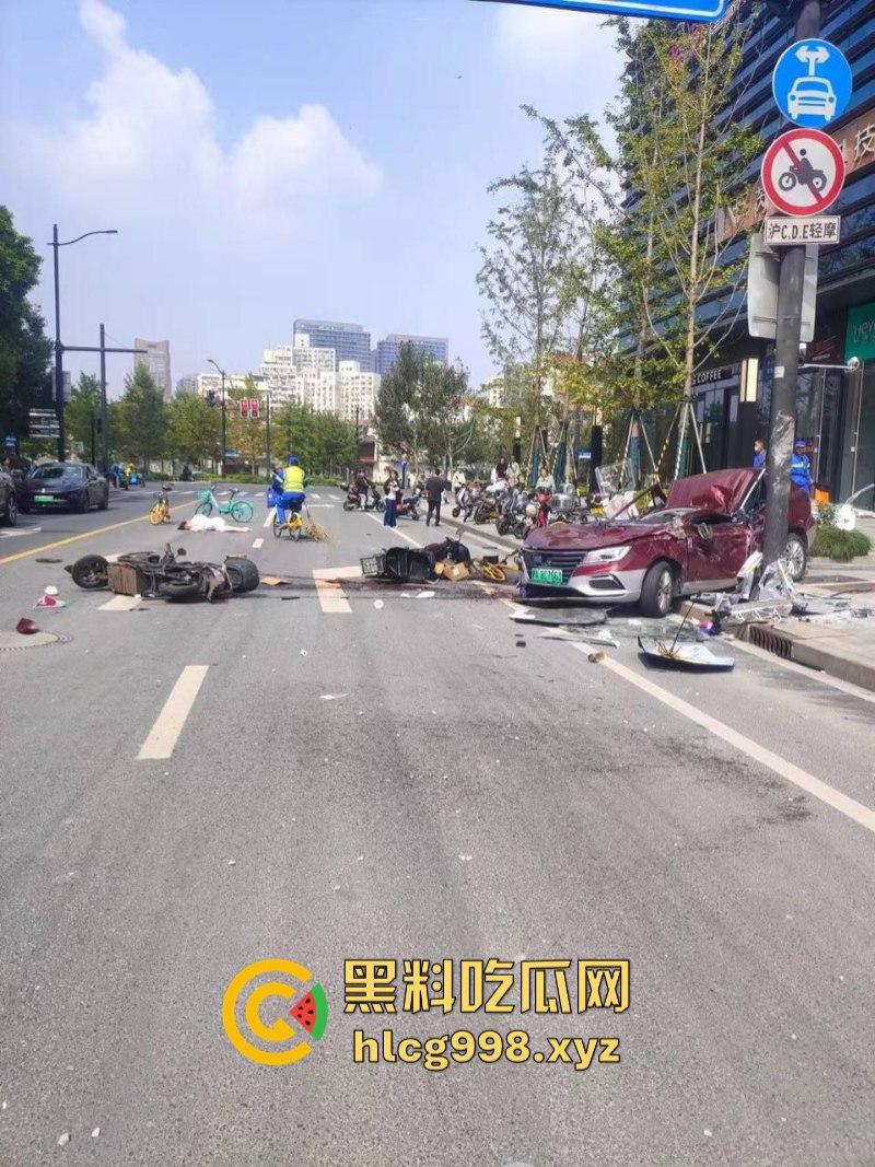 突发!人都飞出去了!上海一出租车撞上隔离石墩 驾驶员死亡!-7