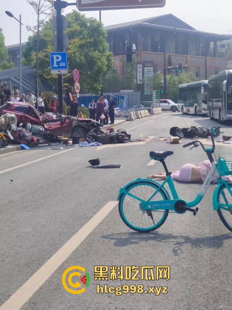 突发!人都飞出去了!上海一出租车撞上隔离石墩 驾驶员死亡!-8