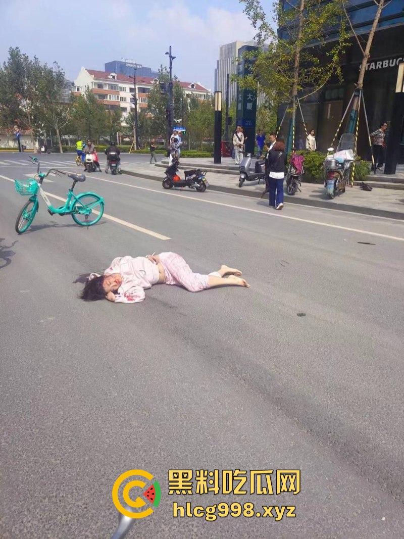 突发!人都飞出去了!上海一出租车撞上隔离石墩 驾驶员死亡!-9