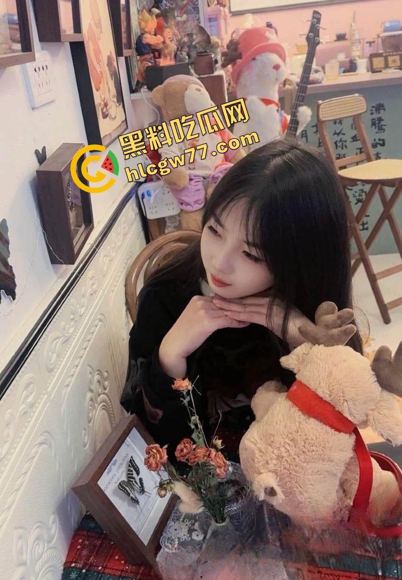 天津天狮学院『罗霜霜』白天啃教材，晚上啃鸡巴张开嫩逼直播喷水 高潮时自己还抽搐着打滚儿！-3