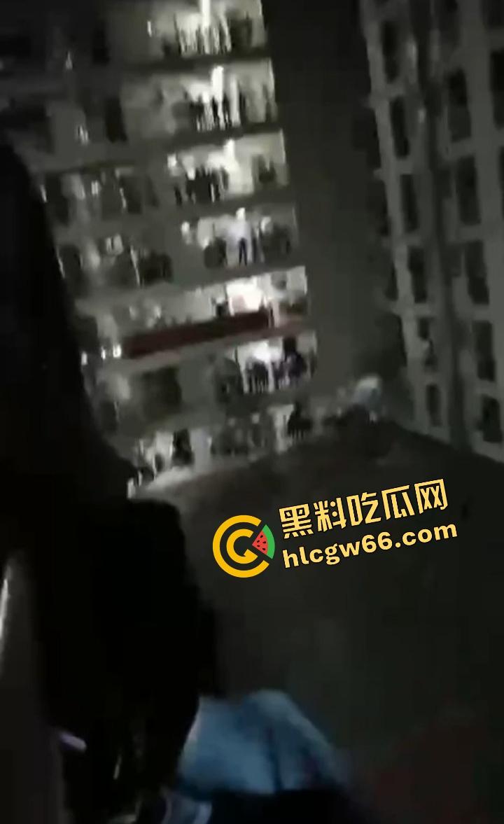 广东肇庆技师学院学生集体炸场？不满学校管理，楼上扔鞭炮砸东西，气氛直接升级成反校运动？-2