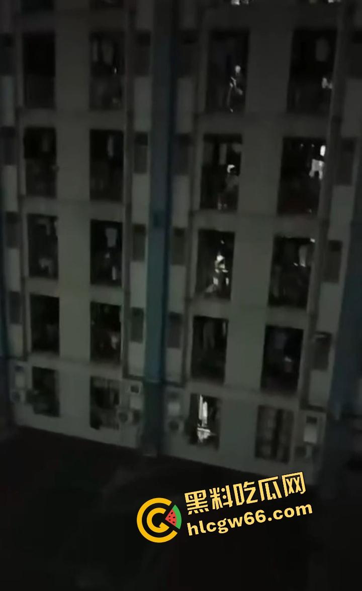 广东肇庆技师学院学生集体炸场？不满学校管理，楼上扔鞭炮砸东西，气氛直接升级成反校运动？-3