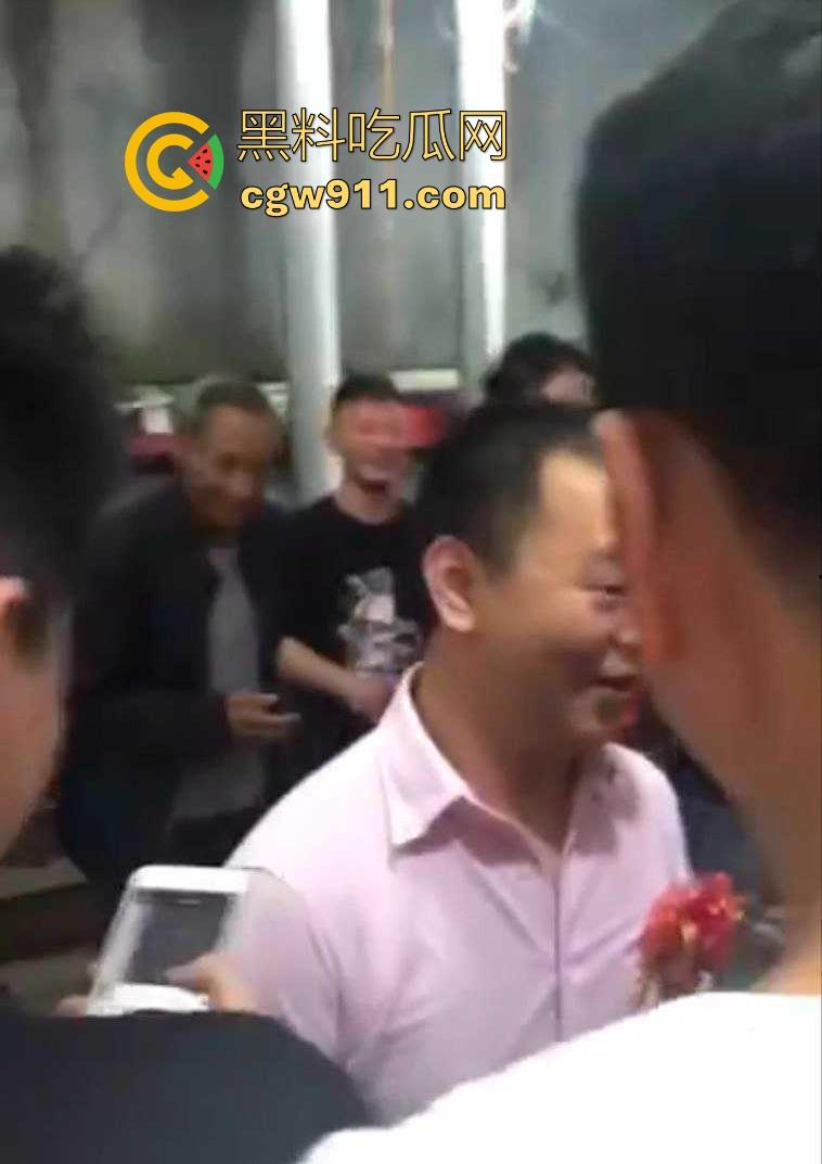 搞笑婚礼闹洞房，草黄瓜与白牛奶桥段，新娘满脸尴尬新郎沉默无奈，但在现场，好友们都哄堂大笑！-3