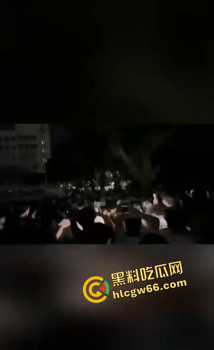 广东肇庆技师学院学生集体炸场？不满学校管理，楼上扔鞭炮砸东西，气氛直接升级成反校运动？-6