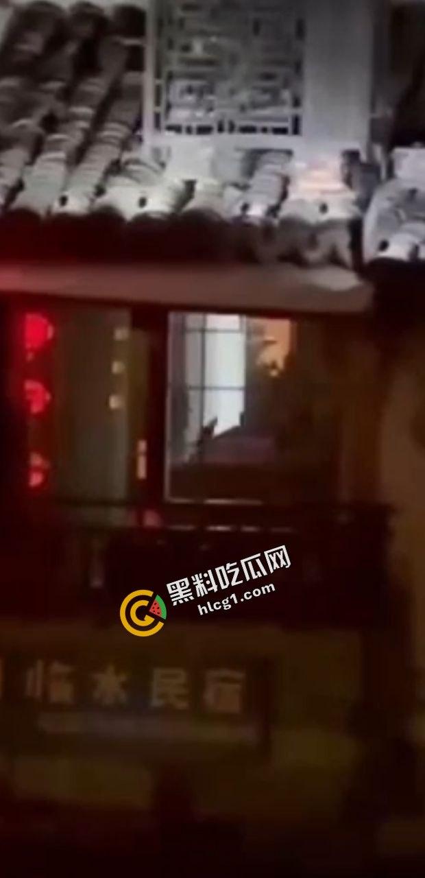 浙江嘉兴西塘临水民宿 一对情侣做爱没拉窗帘 被大哥偷拍传出-5