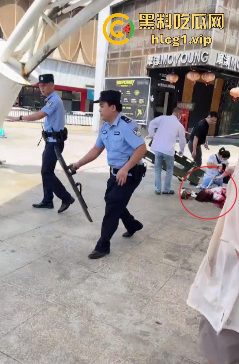 骗我捅你几刀不过分吧!海口一男子持刀捅伤前妻 血撒当场-7