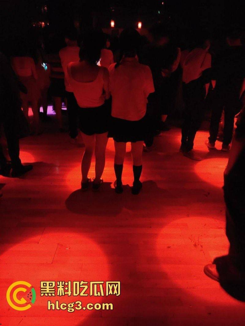 “十元一摸”成都夜生活的性故事 现在知道莎莎舞是怎么玩的了吧!不行了!扶我去成都-2