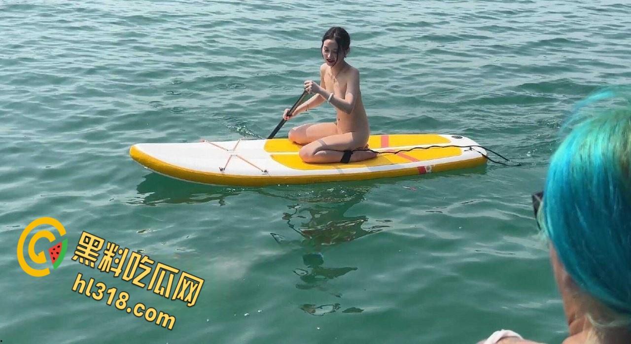 天气太热一道亮丽的风景线，极品气质美女裸体划船出游，给骚逼散散味，清凉一夏！-3