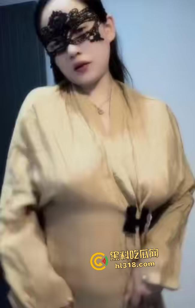 抖音擦边主播【一个小球球】穿睡衣跳骚舞,不知不觉脱光两个奶子掉出来,这大得可以去当奶牛了!-5