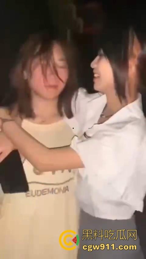 清纯的脸庞下竟然藏着恶毒的心，不知道的还以为是亲密姐妹谈话，没想到是霸凌者的炫耀！-5