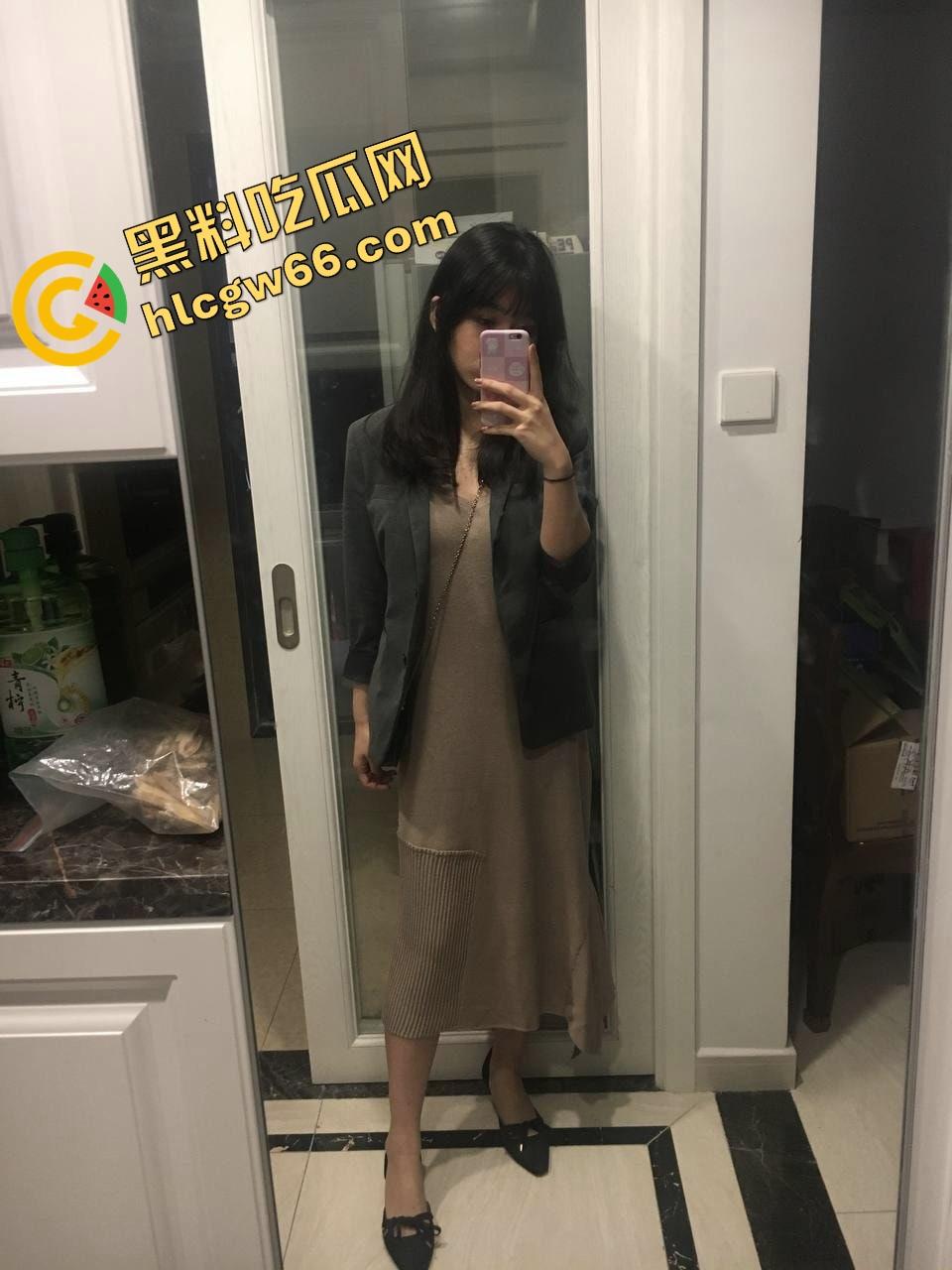 黄山技校反差骚妹【李丹尼】酒店黑丝口交全程曝光,大鲍鱼开发成通道,开房爽到喷水!-5