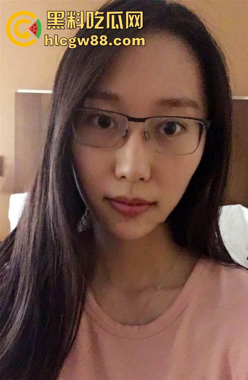 湖南极品骚货人妻【李洋洋】酒桌舔舐香烟勾引酒友,饭后直接亲自酒店展示,无与伦比的口交技术-3