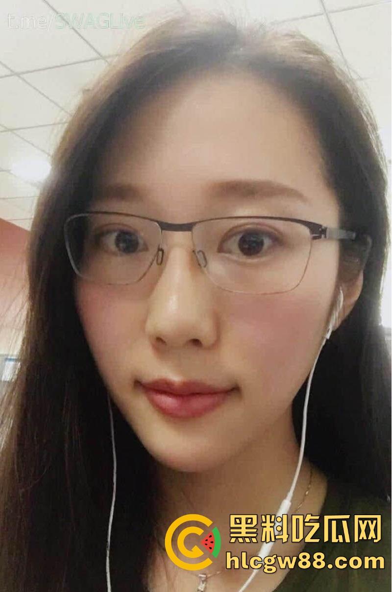 湖南极品骚货人妻【李洋洋】酒桌舔舐香烟勾引酒友,饭后直接亲自酒店展示,无与伦比的口交技术-4