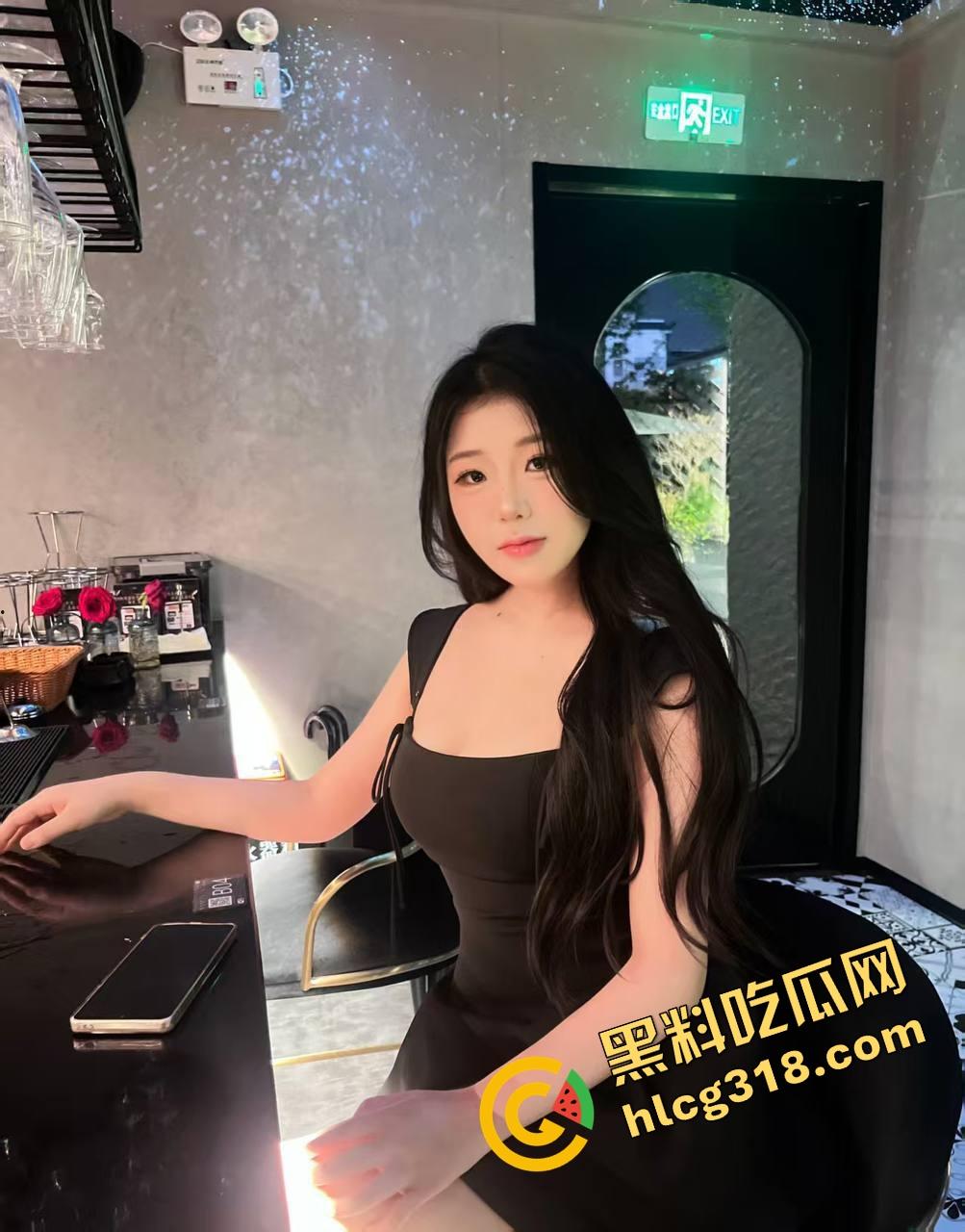 群友跑摩的累成狗，想打一炮结果进来个疯癫女大，洗澡洗到自嗨跳舞，这炮宁愿退钱也不打了！-4