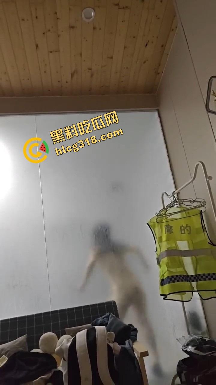 群友跑摩的累成狗，想打一炮结果进来个疯癫女大，洗澡洗到自嗨跳舞，这炮宁愿退钱也不打了！-8