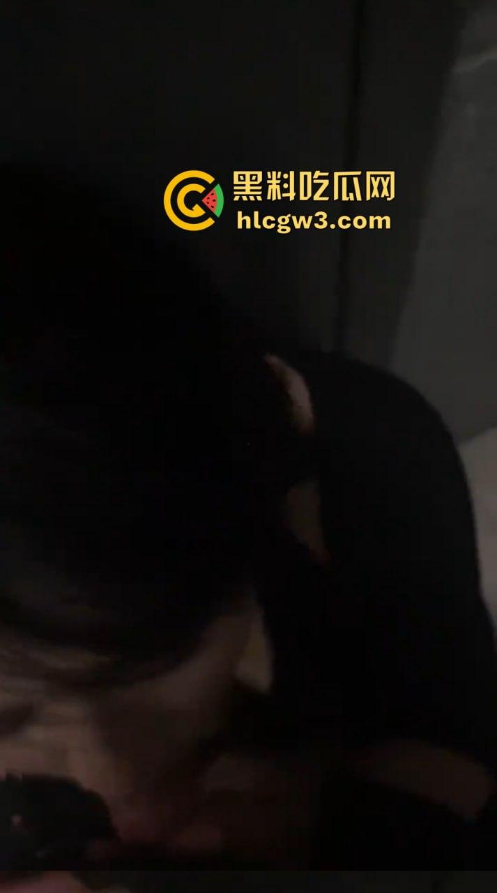 河南老哥舔狗日记活得太憋屈 开早餐店伺候离异少妇 少妇背地里吃鸡开房忙着补口红 还骂他不掏钱不够大方!-13