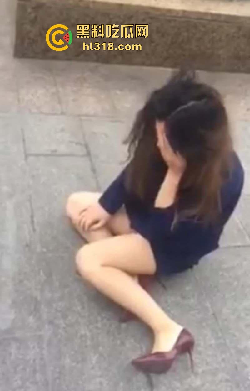 上海彪悍正宫当街暴揍极品小三,当街按头贴地疯狂猛踹,招式狠辣直击面门,打的小三毫无还手之力!-1