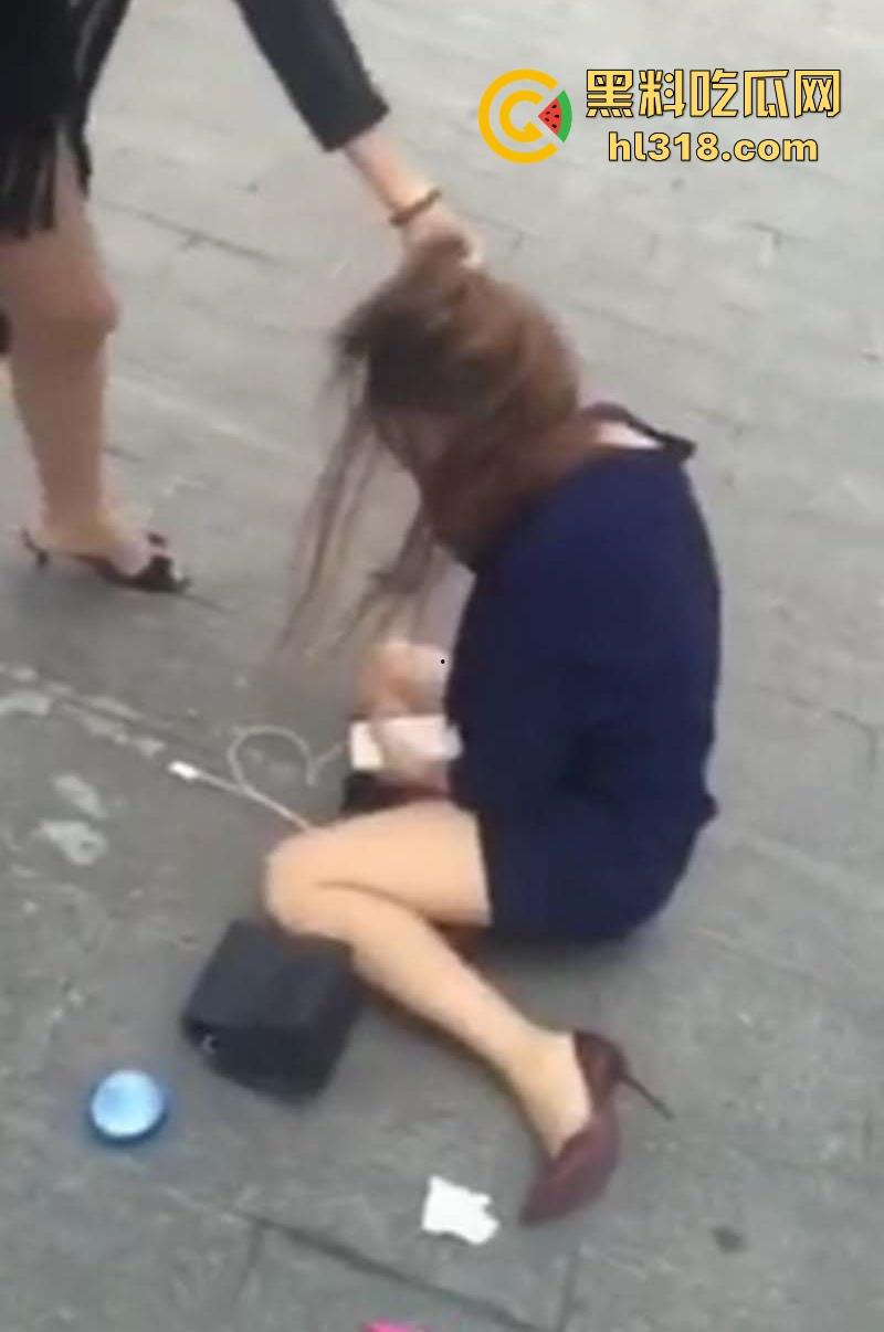 上海彪悍正宫当街暴揍极品小三,当街按头贴地疯狂猛踹,招式狠辣直击面门,打的小三毫无还手之力!-3