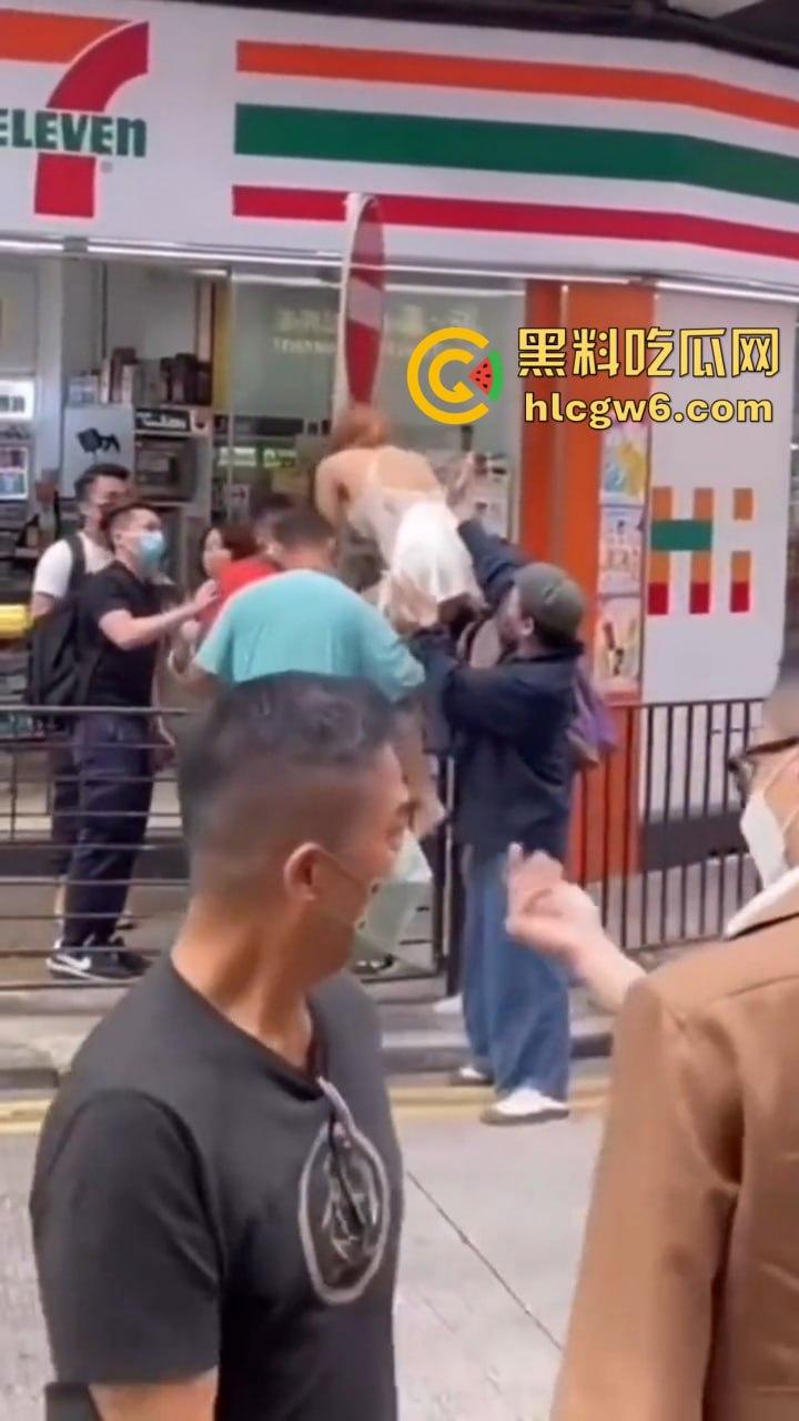 香港小三捉奸711楼上酒店光腚翻窗大逃亡，屁股一晃露逼惊呆众人，阿三救人嘴喊加油眼睛死盯骚逼-5