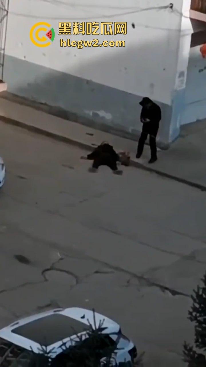 江西徐州一女子因沉迷赌博被老公当街砍成肉酱 现场视频曝光路人都吓yue了-4