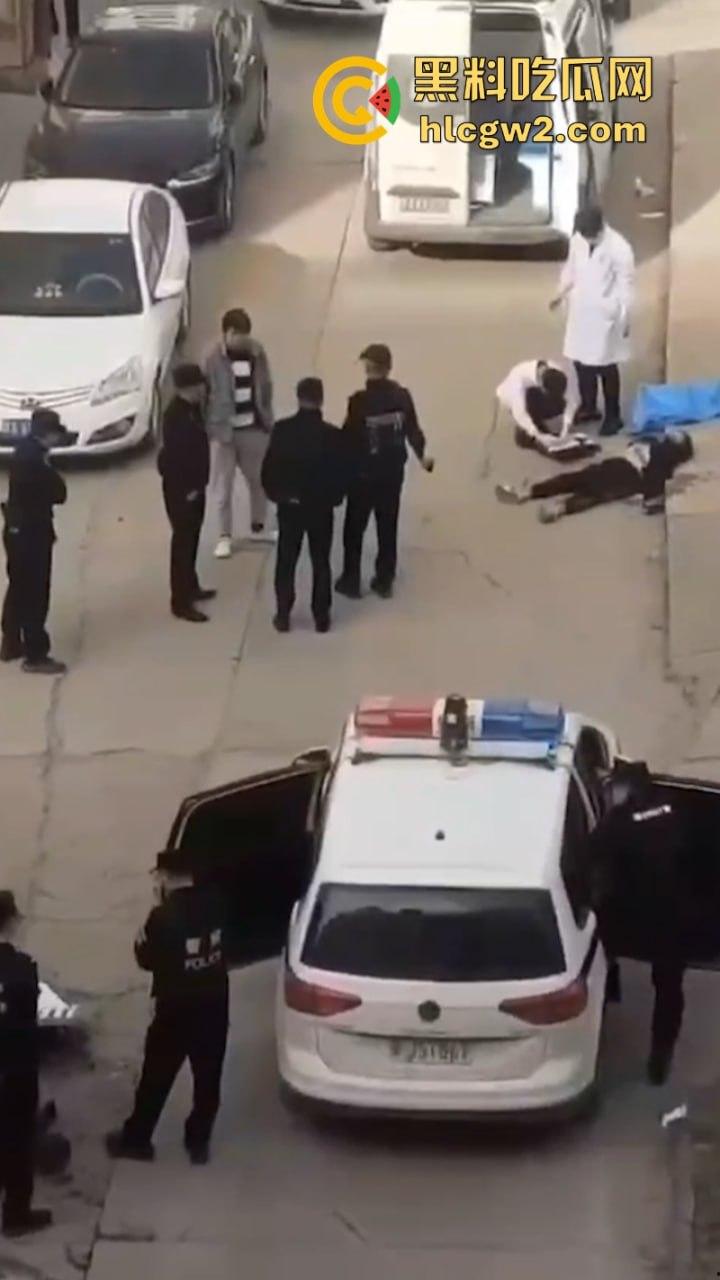 江西徐州一女子因沉迷赌博被老公当街砍成肉酱 现场视频曝光路人都吓yue了-6