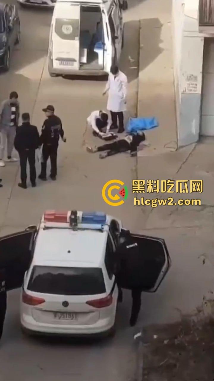 江西徐州一女子因沉迷赌博被老公当街砍成肉酱 现场视频曝光路人都吓yue了-7